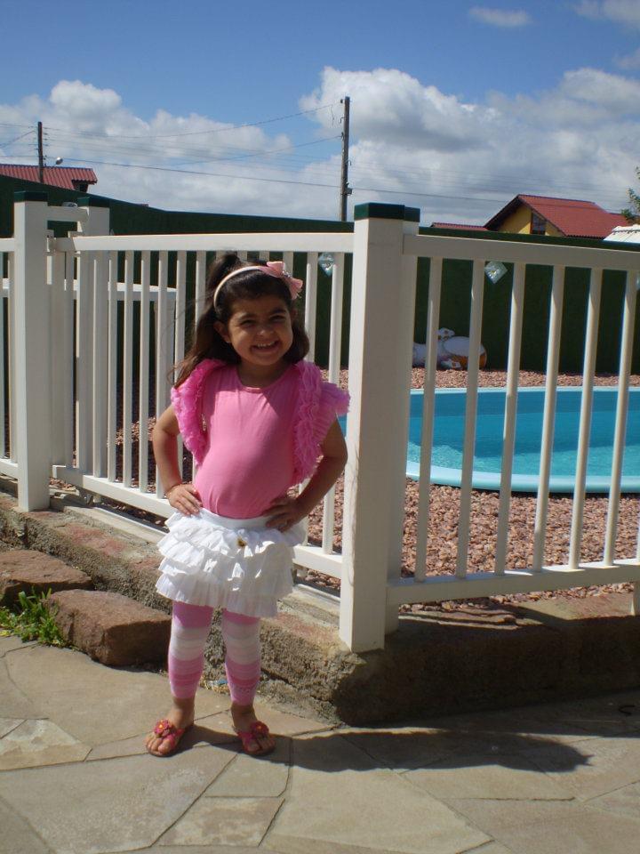 Eu na epoca e atras a piscina onde eu me machuquei.